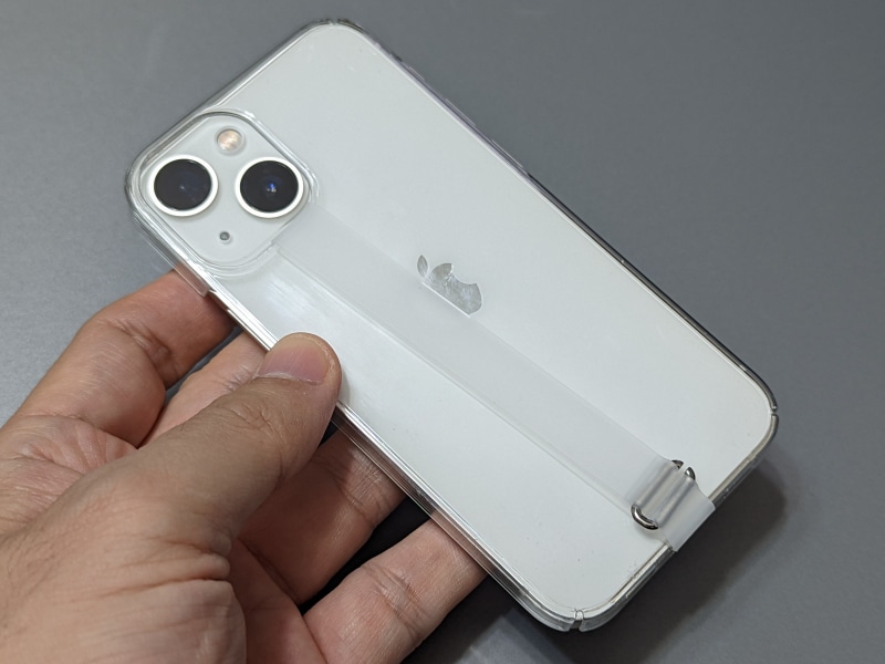 今回はiPhone 13 mini（の保護ケース）に取り付けた。配色もあってほとんど目立たないのが利点