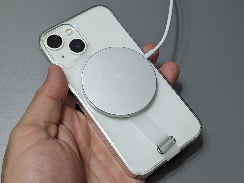 iPhoneの場合、MagSafe充電器もそのまま取り付けられる