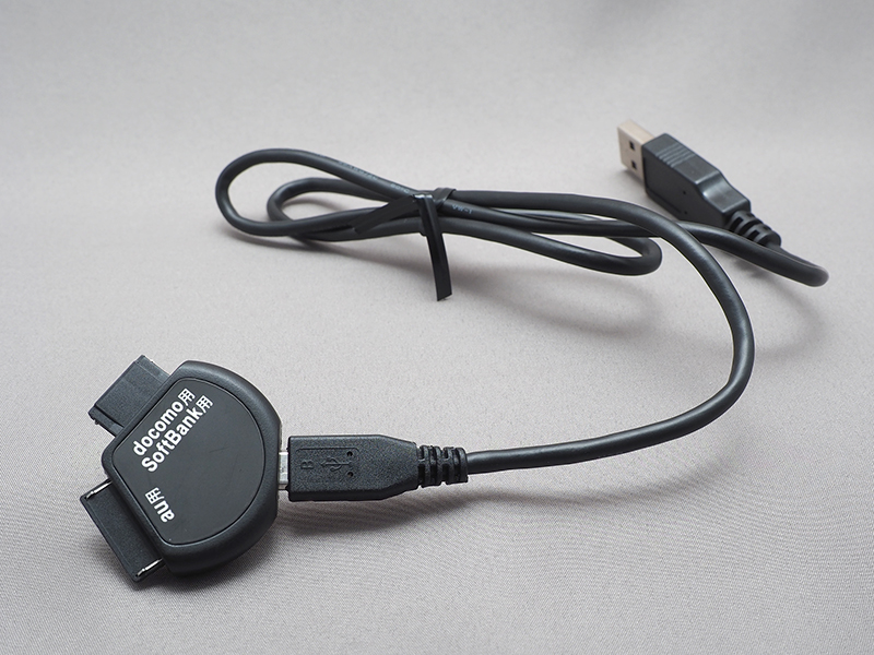 本体にはUSB micro-Bケーブルと、フィーチャーフォン向け変換端子が付属する（活躍の機会は少なそうだが…）