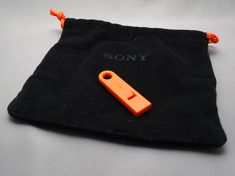 本体を収める袋と、緊急用ホイッスルも付属。スマホの充電ケーブルと一緒に袋に入れておくのがよさそうだ