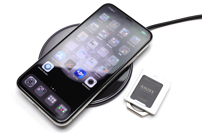 リング台座は薄いので、リング部分を外せばQi充電が可能。