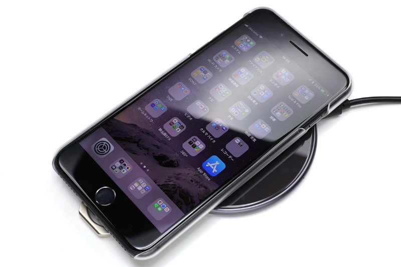 リング部を下に移動させることでQi充電が可能。