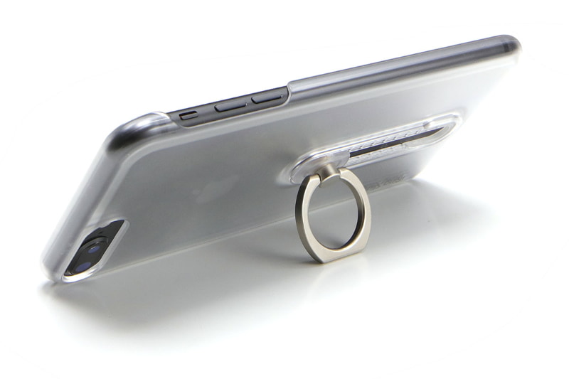 たいていのスマホリングには端末を自立させる機能性もある。