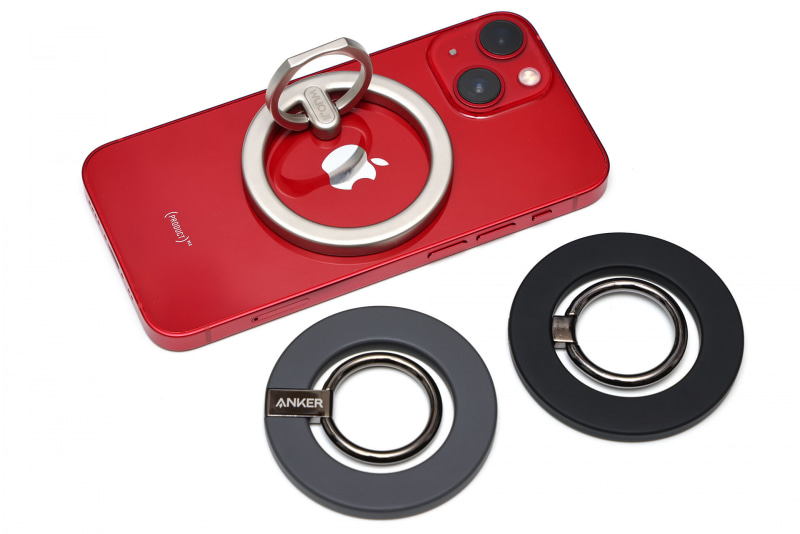 iPhone 13 miniで各MagSafe用スマホリングを試したところ、吸着力が強い順にWUOJI＞Anker＞YutaMetoと感じられた。ただし、どれも横に動かすとわりと簡単に外れる。外しやすいとも言えるが、不意に外れることもあるので、「MagSafe用スマホリングは横に動かすべからず」と慣れるようにする必要があると思う。横に動かしたときの外れにくさと吸着力の強さを総合すると、WUOJIが最も良好だった。リングとしての使用感はどれもだいたい同じで、フツーに便利。