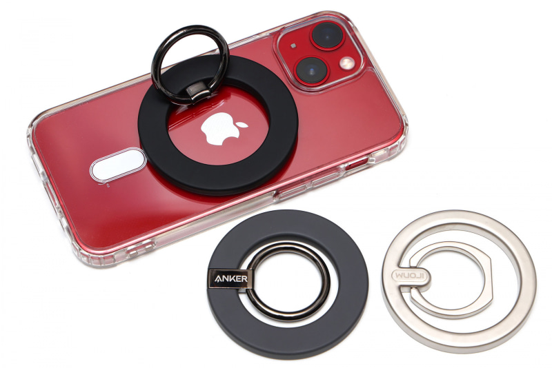 ケース入りiPhone 13 miniで各MagSafe用スマホリングを試したところ、吸着力が強い順にWUOJI≧Anker＞YutaMetoという感じになった。また、ハダカのiPhoneに装着したときよりも強い吸着力だと感じられた。さらに、各MagSafe用スマホリングとも、横にズラしにくくなり、不意に外れにくくなった。あら素敵♪