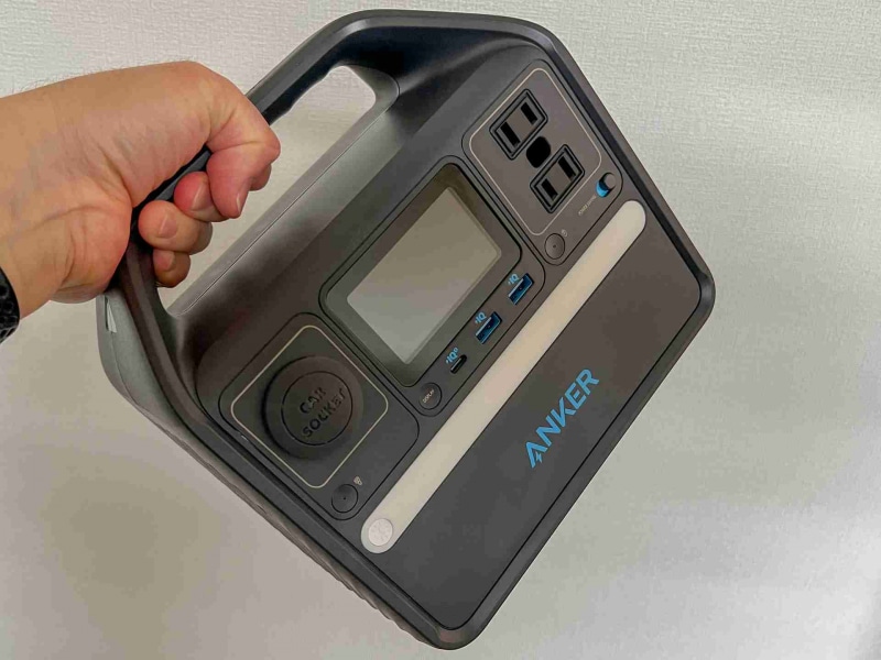 ポータブル電源はメーカーによる回収の実績があったアンカー製の「Anker 521 Portable Power Station (PowerHouse 256Wh)」を選択。仕事用のバックアップ電源としては十分な容量だ