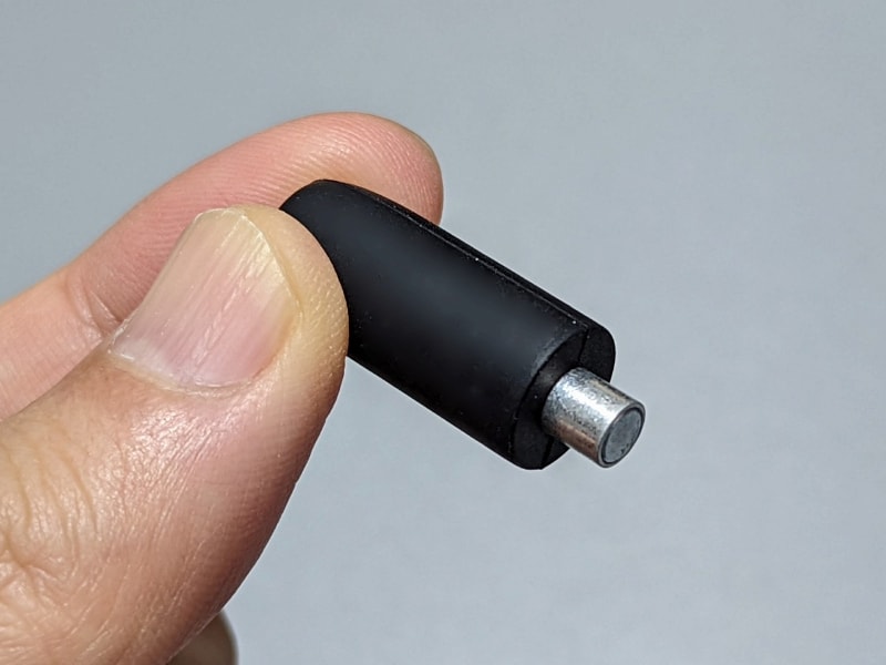 ピンはマグネット製で、台座に差し込むだけで固定される