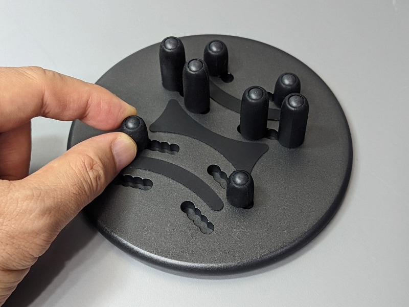 ピンを差し込む位置は立てるデバイスに合わせて自由に変更できる