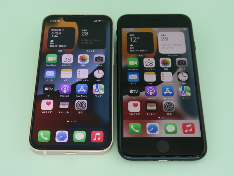 「iPhone 13 mini」（左）は「iPhone SE（第3世代）」（右）に比べ、ひと回りコンパクトだが、ディスプレイは大きい