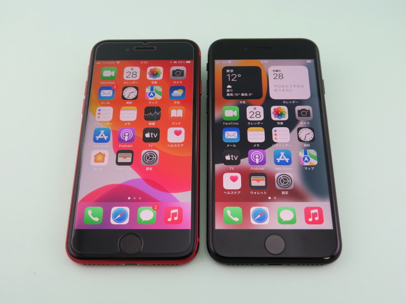 「iPhone SE（第2世代）」（左）と「iPhone SE（第3世代）」（右）の前面。「iPhone SE（第2世代）」は市販の保護ガラスを貼付した状態だが、外観はまったく同じ