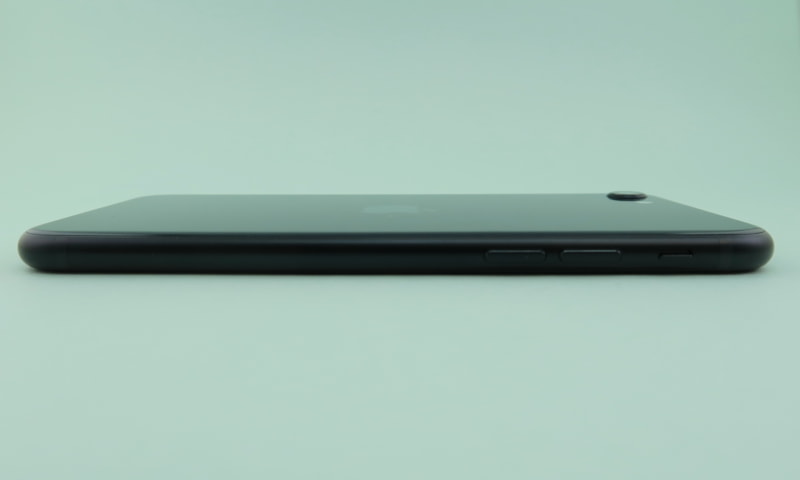 本体左側面には分割式の音量キー、着信/サイレントスイッチを備える