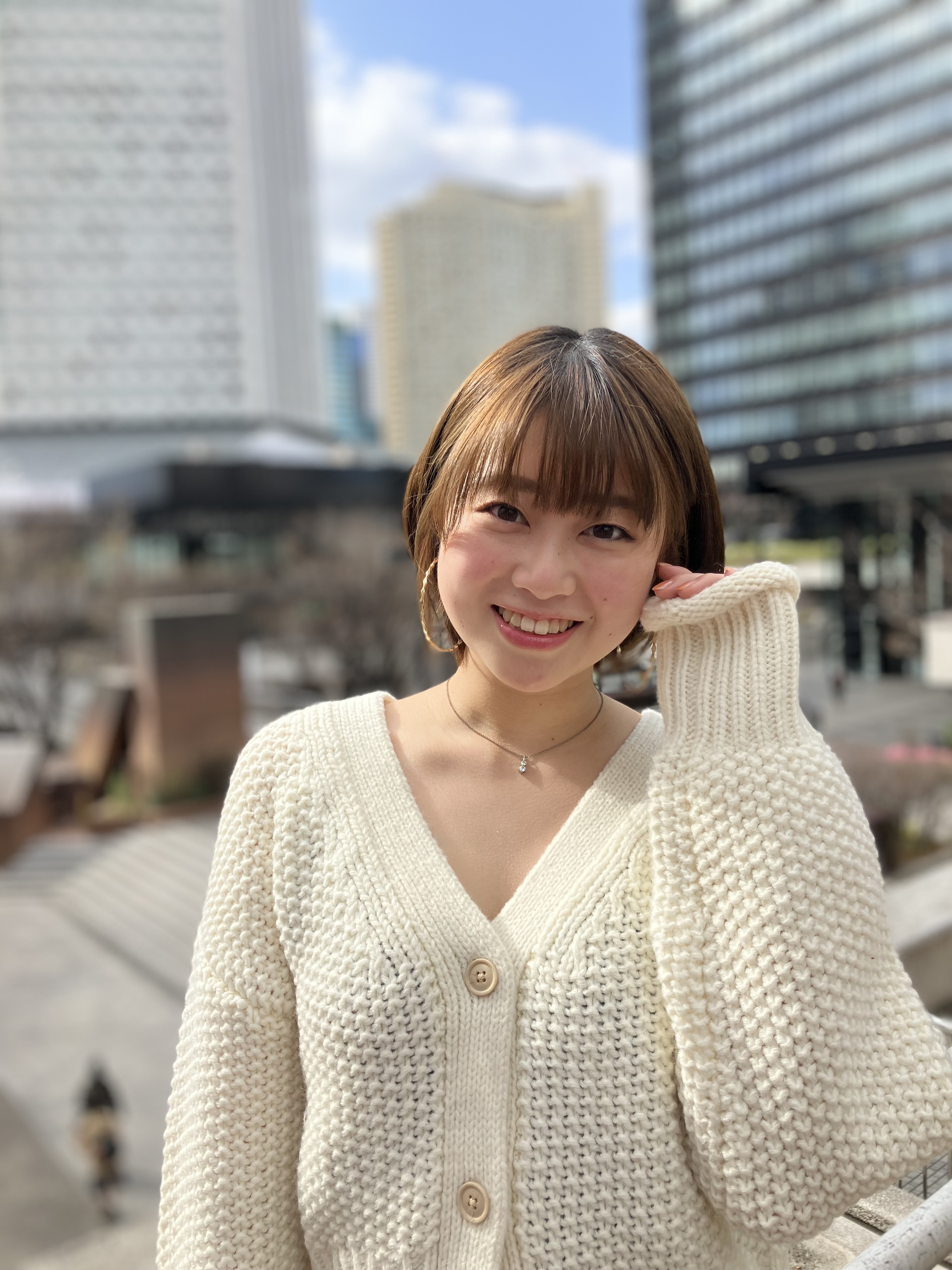 少しアングルが違ってしまったが、「iPhone SE（第2世代）」で撮影した写真（下）に比べ、「iPhone SE（第3世代）」で撮影した写真（上）の方が顔も明るく服装の色合いも自然な印象