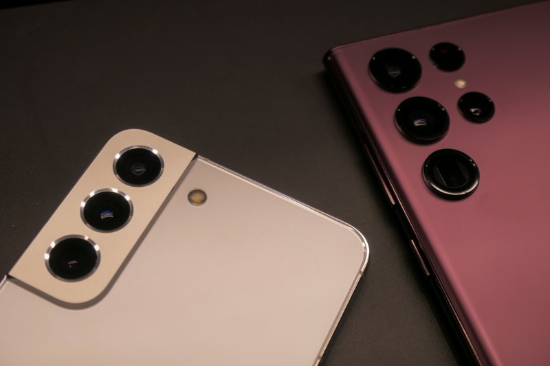 左：Galaxy S22、右：Galaxy S22 Ultra