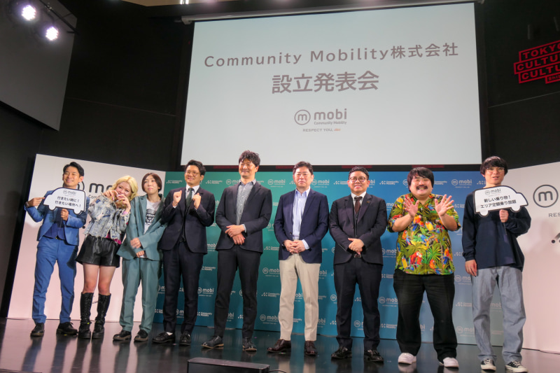 発表会には、ゲストとして吉本興業の芸人たちも駆けつけた。中央は村瀨氏と松浦氏