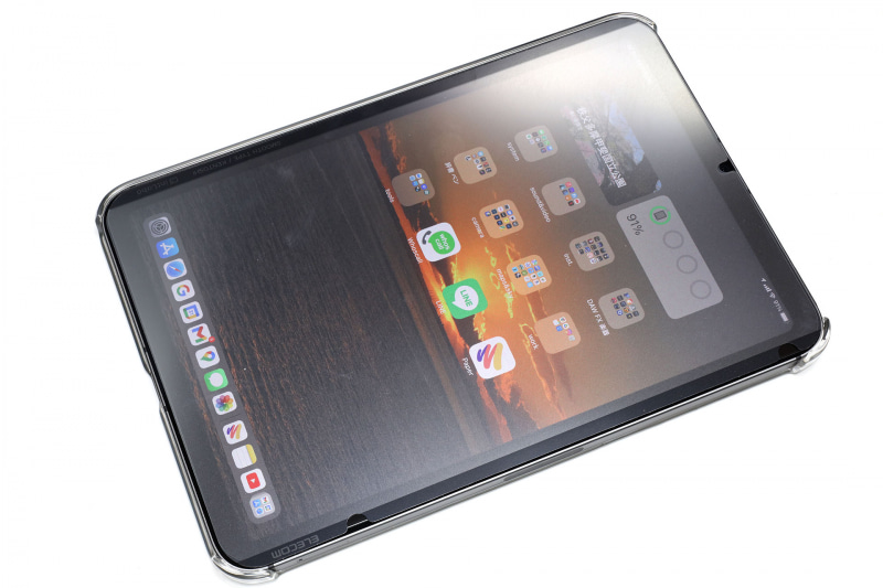 iPad mini 6（画面保護ガラスフィルム付き）に貼った様子。画面表面がマット質感になり、表示コントラストがやや下がる。吸着力は十分あり、フィルム表面には凸凹などはなく書きやすい。画面保護ガラスフィルム上から貼って使っても、とくに違和感や不都合はない。