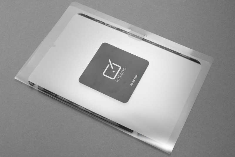 フィルムは容易に剥がすことができ、剥がしたフィルムを保管するケース（クリアファイルのようなもの）も付属する。ナノサクション部分を保護しつつ、フィルムが傷ついたり折れ曲がったりしないように保護・保管などできる。