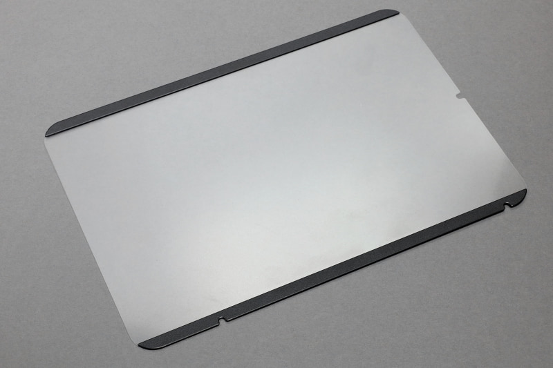 フィルムの長辺両側に黒く薄いマグネットがあり、この部分が画面に吸着する。黒い部分は僅かに出っ張っている。出っ張っている方が表側。