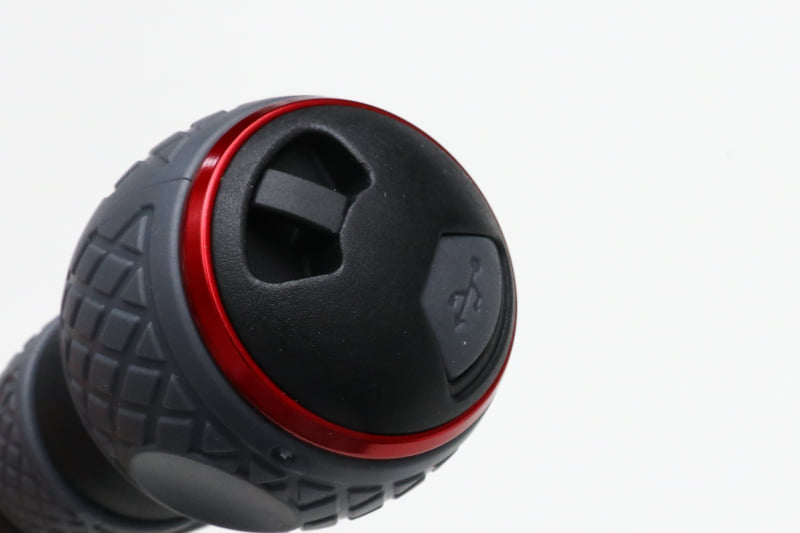 ストラップ穴は後部にある。