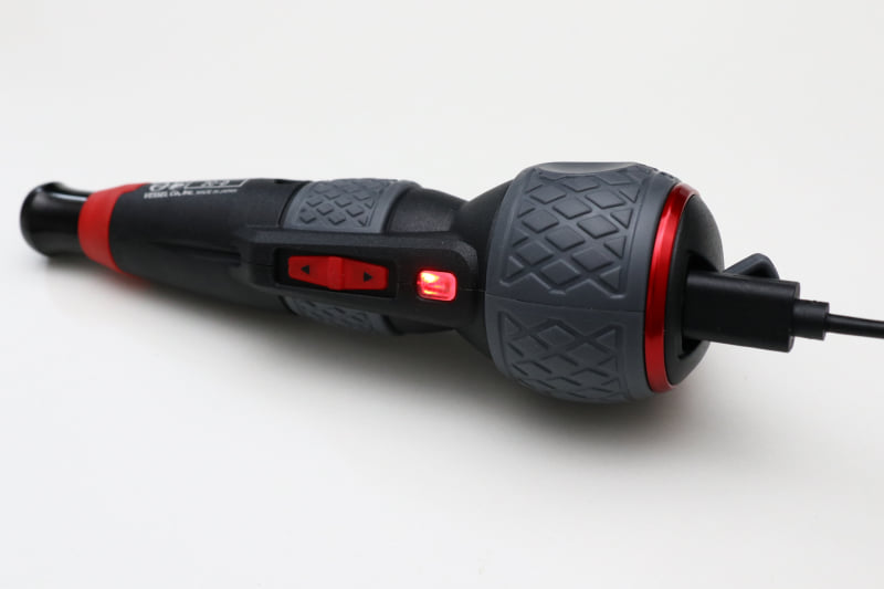 付属のUSBケーブルで充電中。ちなみに充電器は旧型のiPhoneに付属のものを使っている