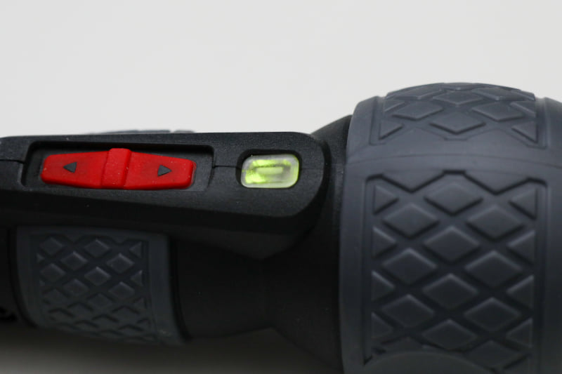 ボタンを長押しすると緑色に点灯や点滅し、回転数が切り替わる