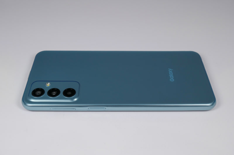 右側面、電源ボタンと音量ボタン