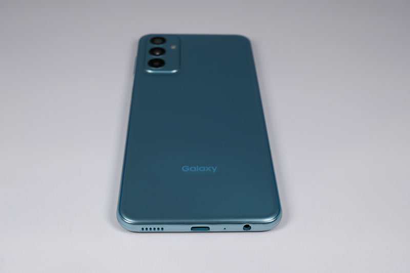 下側面、USBC端子とスピーカー、イヤホンジャック