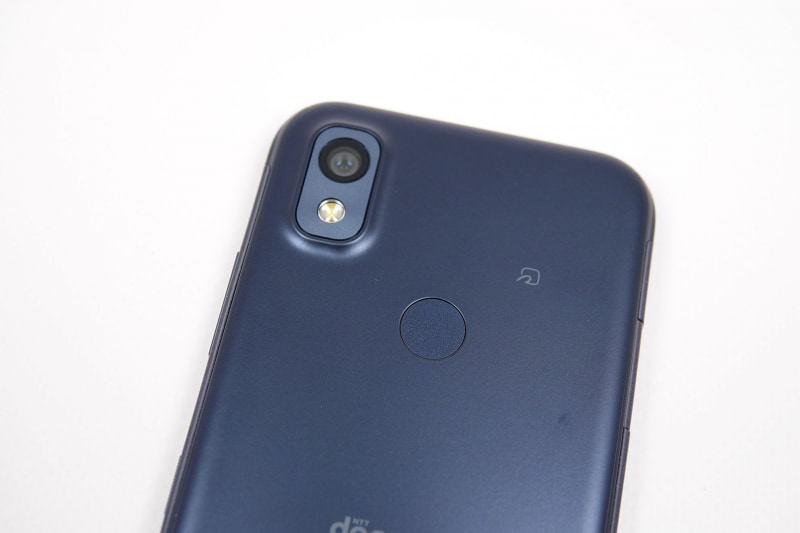 アウトカメラはシングル構成。背面にはFeliCaリーダーと指紋センサーを備える