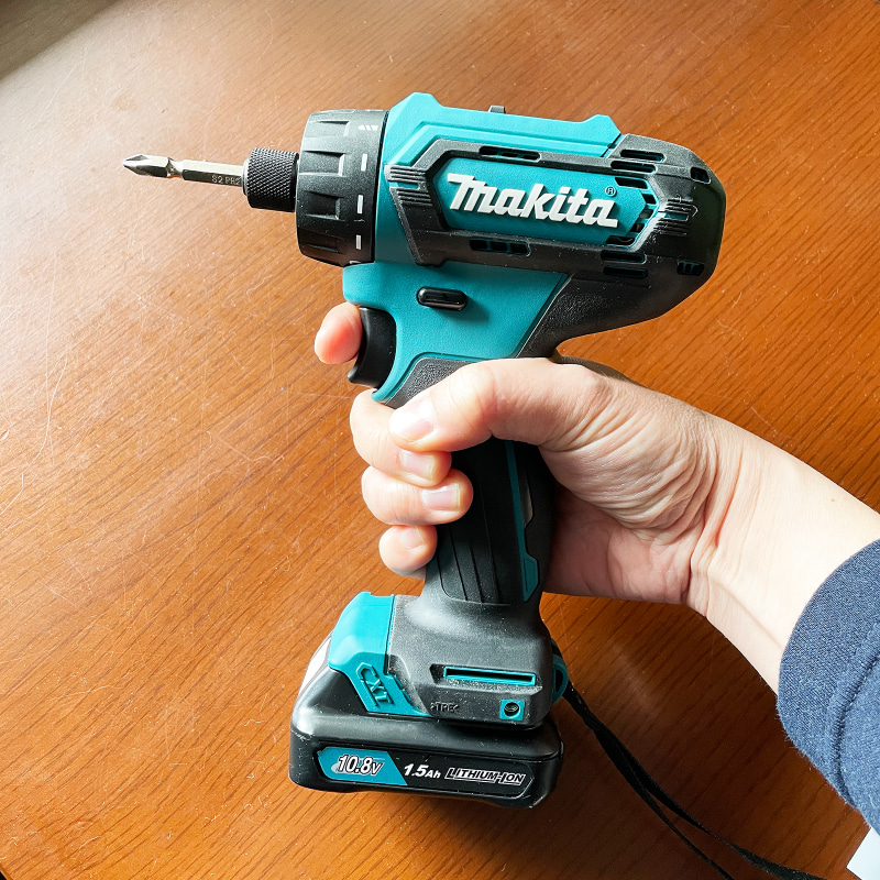 マキタの電動ドライバー「DF033DZ」。10.8vのバッテリーはすでに所有していたため、本体のみモデルを購入しました。