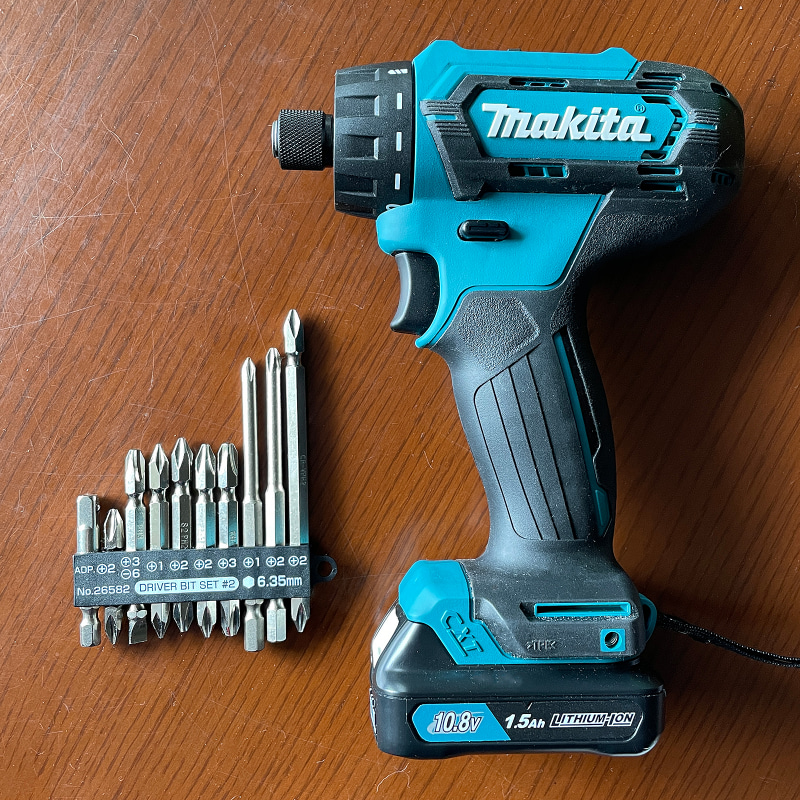 標準で付属するビットが1つだけだったため、ビットのセットも合わせて購入。6.35mm軸のビットが使用可能です。