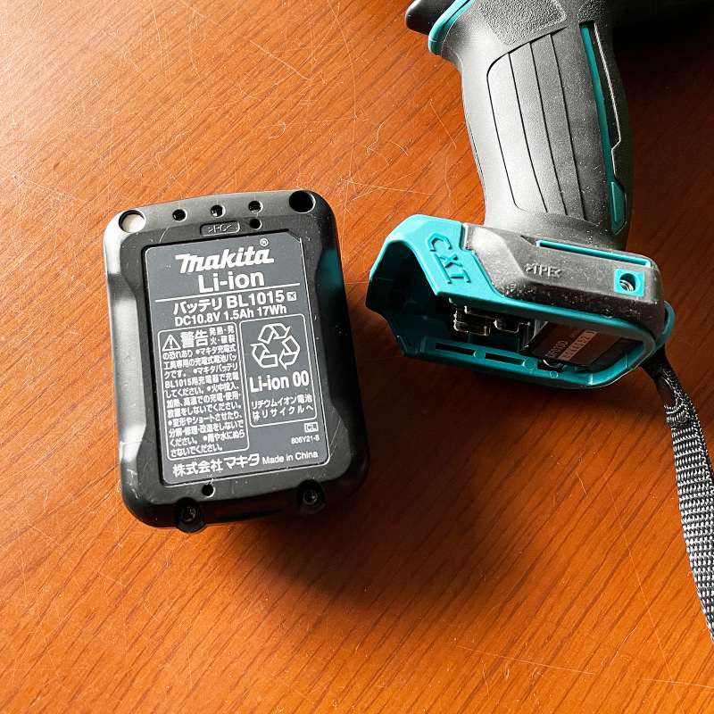 マキタの工具ではおなじみのスライド式バッテリー。10.8vのバッテリーを使用可能です。