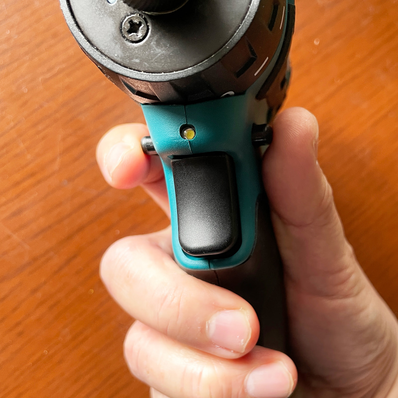 ちょうど親指が当たるあたりに安全装置兼右回し・左回しの切り替えスイッチがあり、これを押し込むことで切り替え可能です。