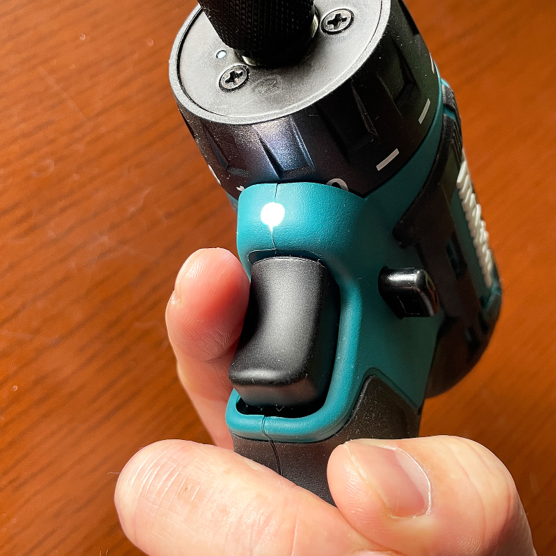 ライトも付属。トリガーを押し込むと点灯します。手暗がりになるときなど地味に便利です。