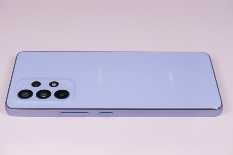 右側面、電源ボタンと音量ボタン