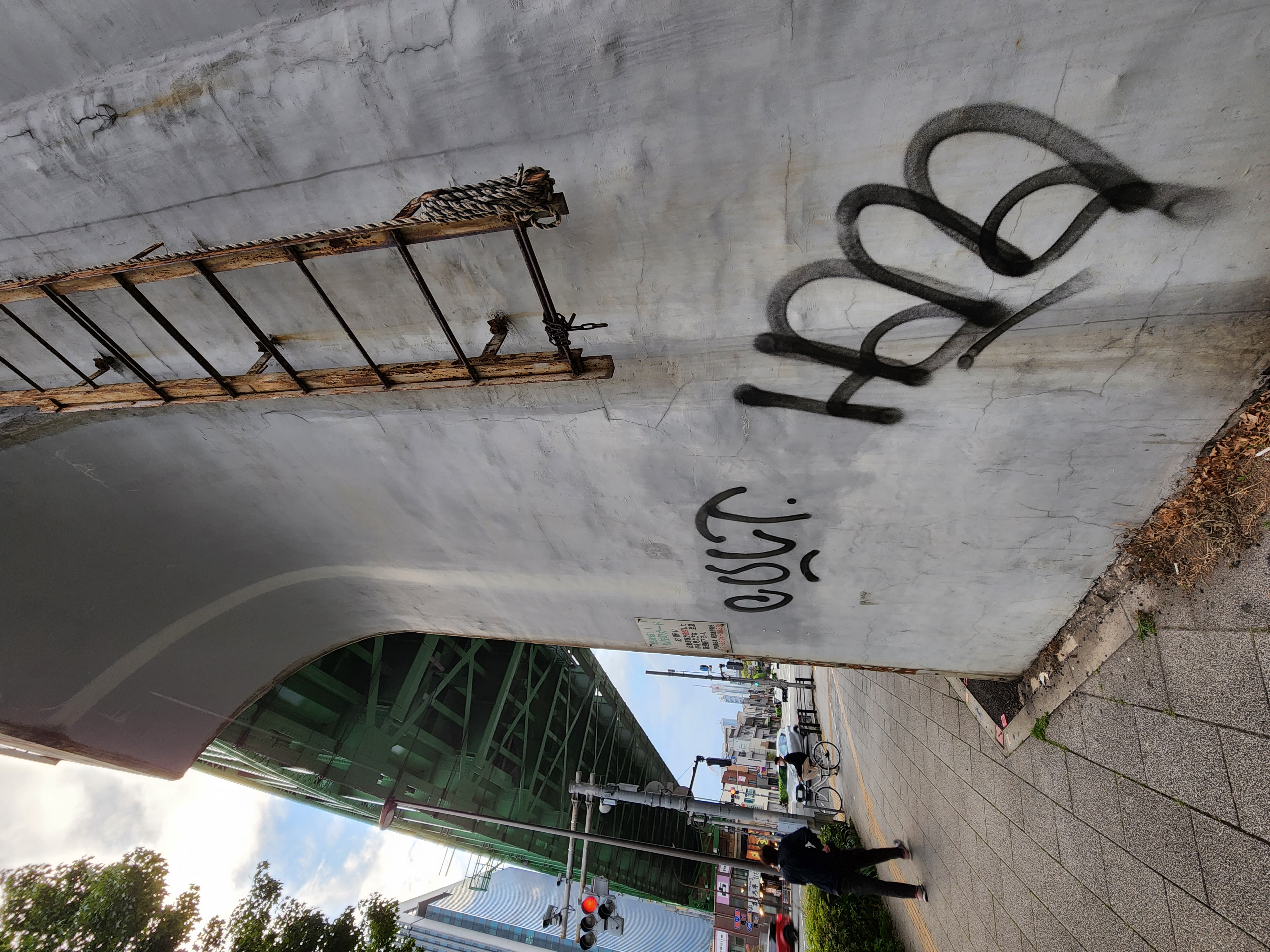 JRの高架下。錆びたラダーとグラフィティ、そしてアーチ形状が気になったのでシャッターを切った。しっとりとした描写がいい感じ。