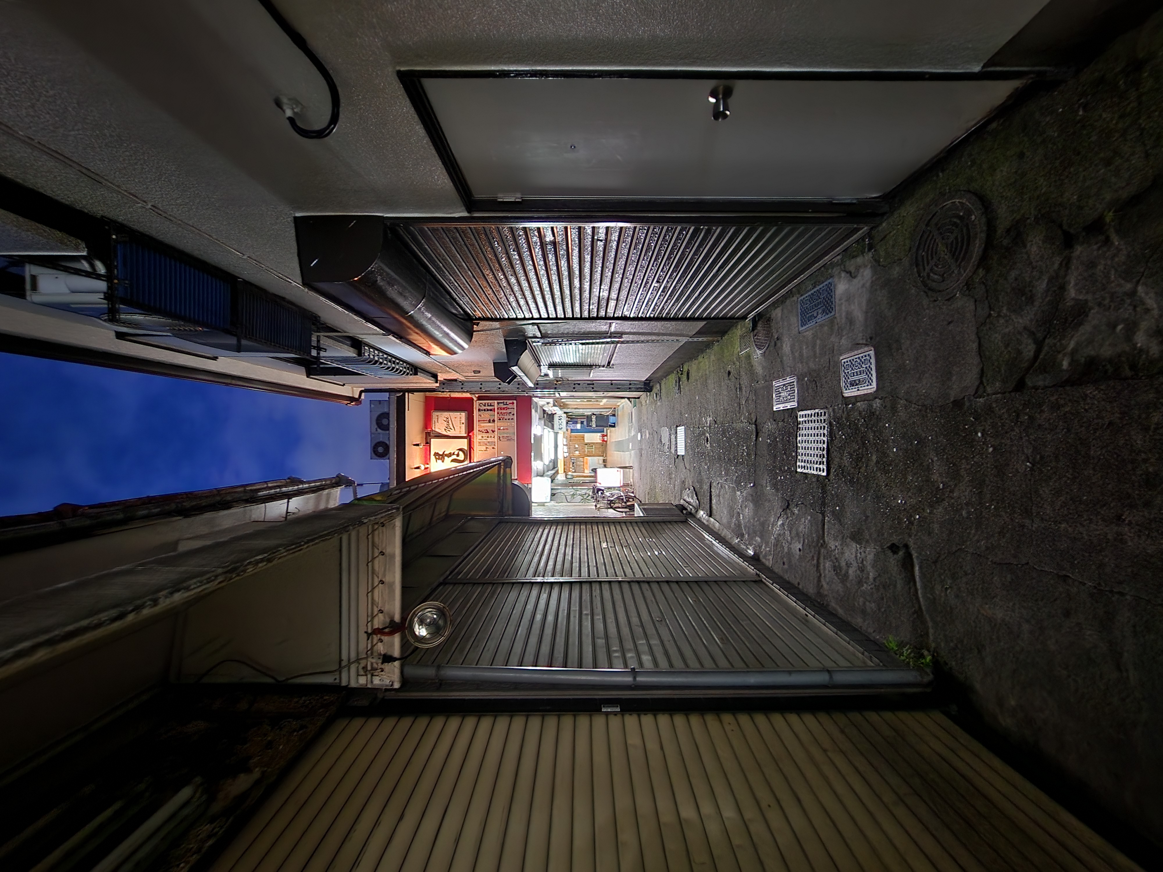 夜の横丁。夜間撮影もいい感じである。明暗差をうまく吸収して、肉眼で見た光景に近い再現性だ。