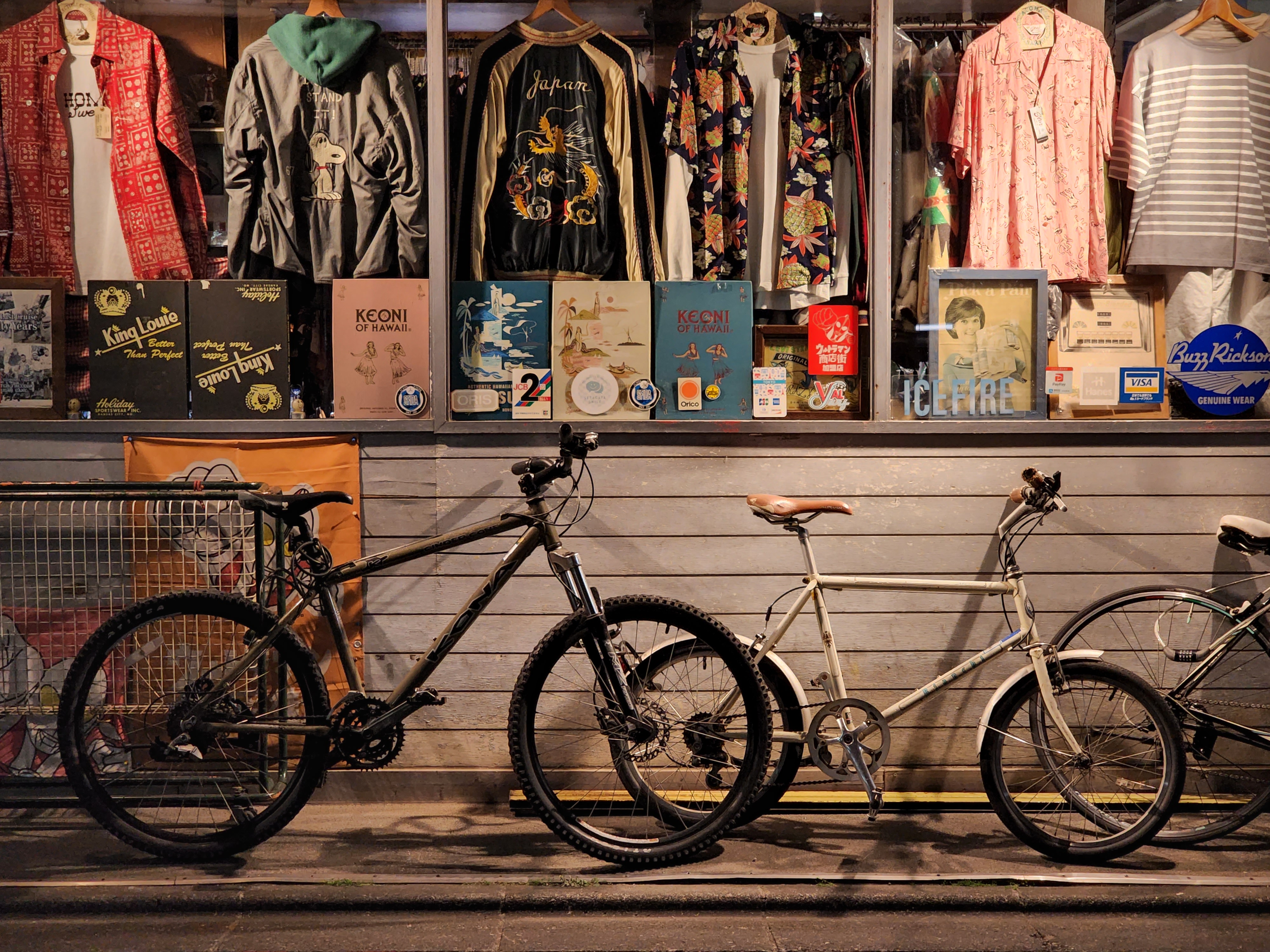 こちらは夜の商店。ホワイトバランスも良好で、自転車や洋服のディテールもしっかりと出ている。エッジディスプレイなのでボディサイド部が湾曲していてやや持ちづらい印象だ。