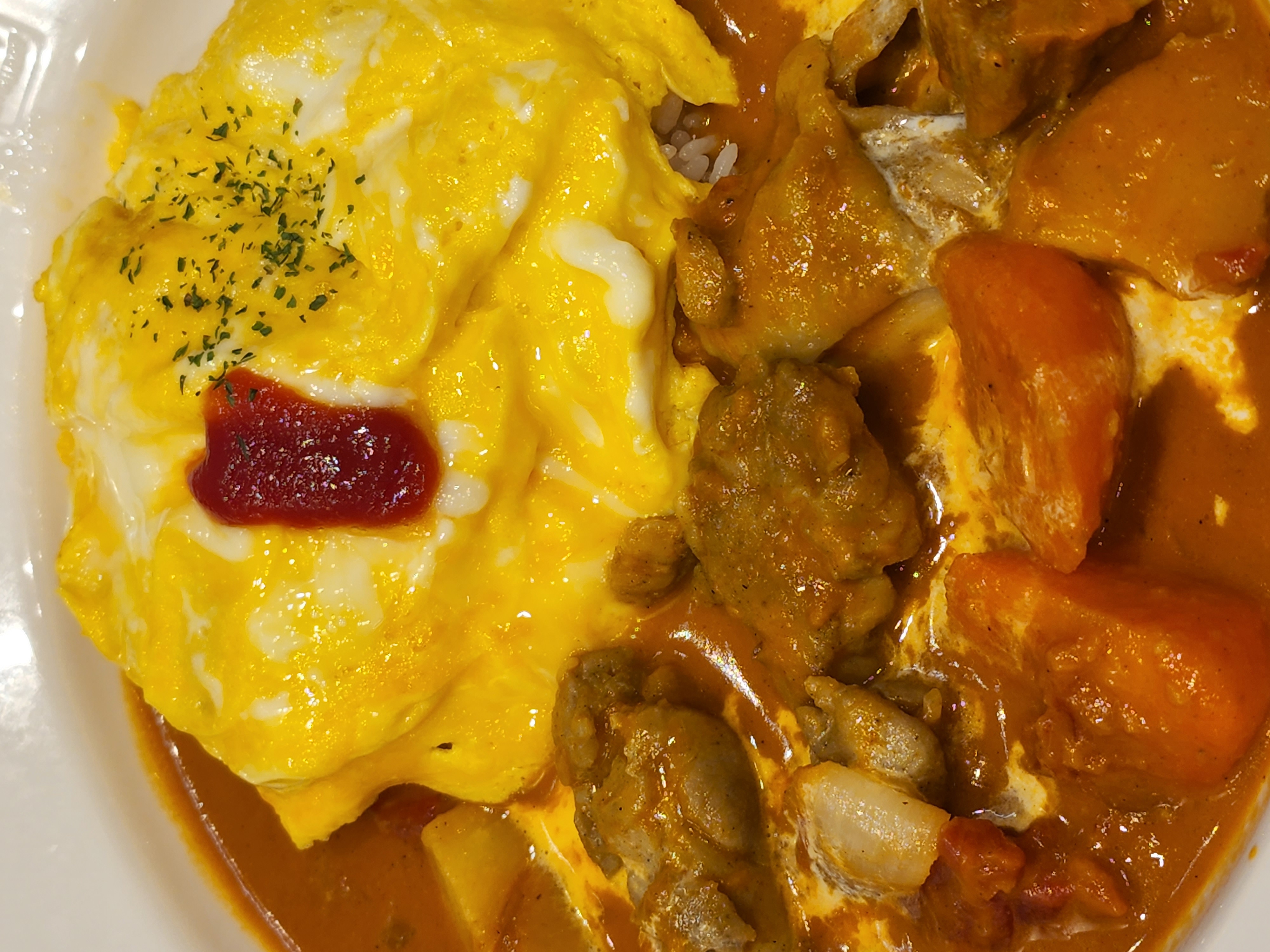 撮影の移動中にカレーを食べた。カウンターでそれをパシャリと。ちょっと色合いが濃厚すぎる傾向だ。盛りすぎ、というかケバケバしい。全体的に発色は派手な感じ。