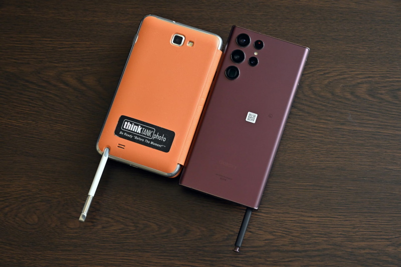 久しぶりに「Galaxy」を使った。最新モデルの「Galaxy S22 Ultra」だ。昔使っていた初代「GALAXY Note」を引っ張り出して記念写真。だいぶ洗練されたものである。
