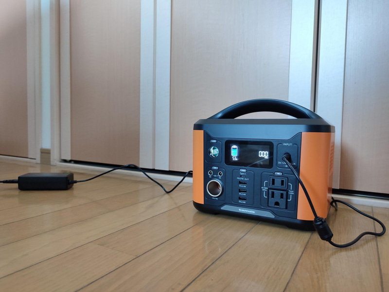 付属のACアダプターで壁面コンセントから充電