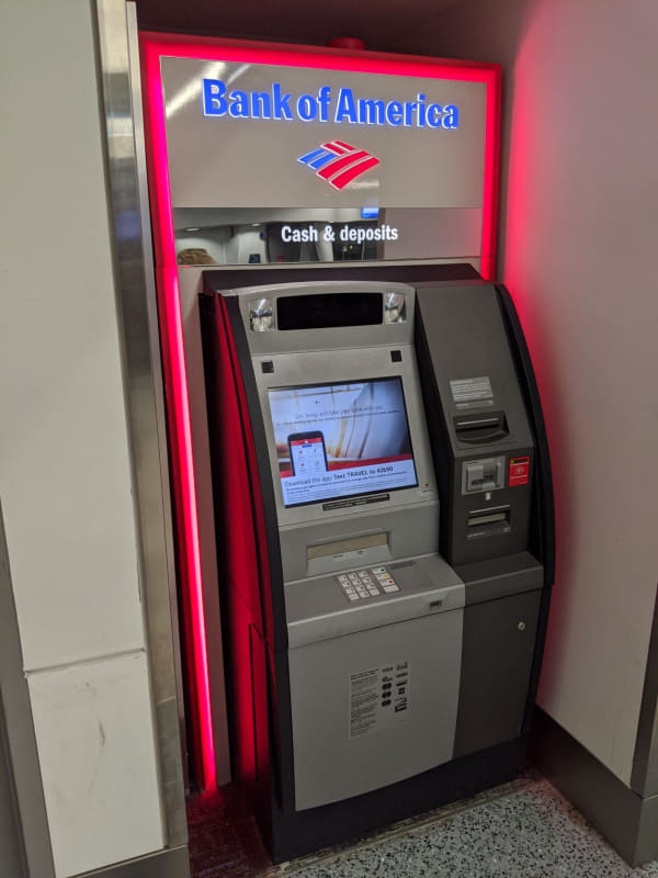 米ノースカロライナ州シャーロットにあるシャーロット・ダグラス国際空港内のBank of America ATM。デポジットも可能な点がポイント