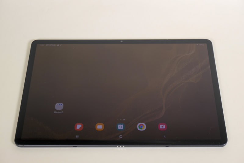 前面、最大120Hzのリフレッシュレートに対応