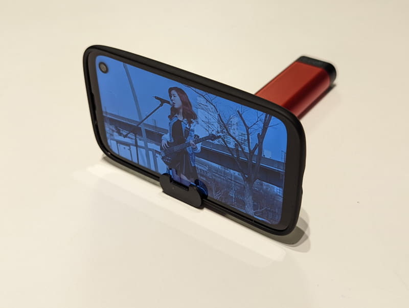 底面に独特のアールのあるBALMUDA Phoneは直立してしまったが、他のスマホは全く問題なく適度な傾斜でスタンドとして機能した