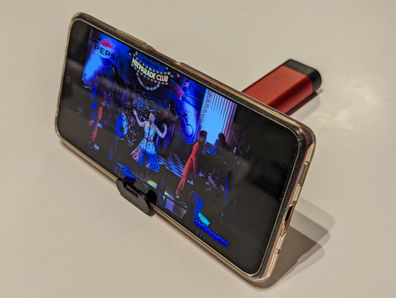 底面に独特のアールのあるBALMUDA Phoneは直立してしまったが、他のスマホは全く問題なく適度な傾斜でスタンドとして機能した