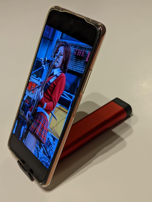 底面に独特のアールのあるBALMUDA Phoneは直立してしまったが、他のスマホは全く問題なく適度な傾斜でスタンドとして機能した