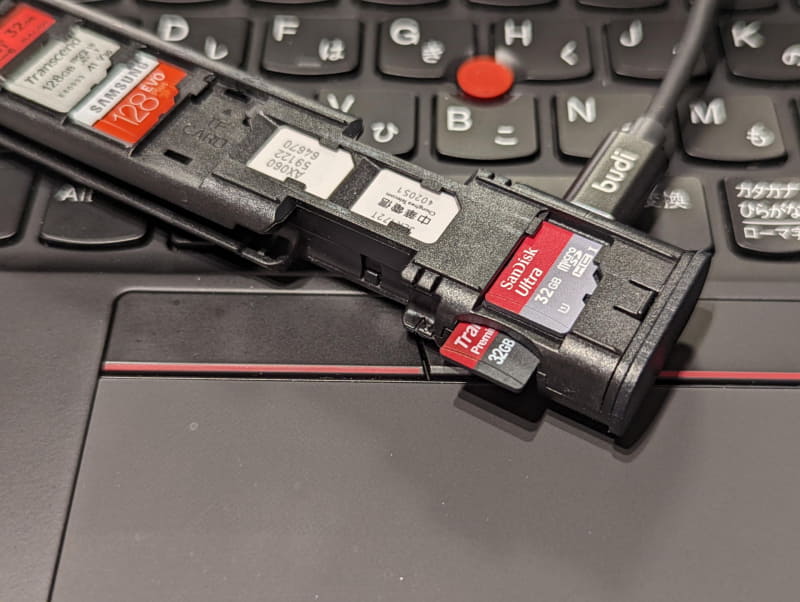 microSDカードスロットにmicroSDカードを挿し、反対側から任意のケーブルを繋ぐことでスマホやパソコンの外付けカードリーダーになる