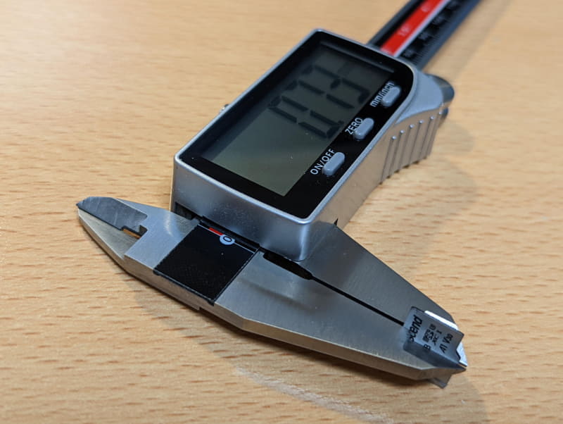 試しにmicroSDカードの厚さを測ってみたらけっこう差があった