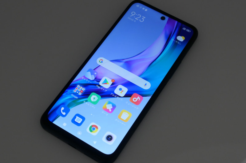 前面、最大90Hzのリフレッシュレートに対応