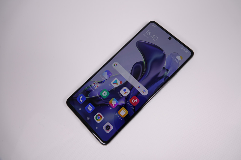 前面、最大120Hzのリフレッシュレートに対応