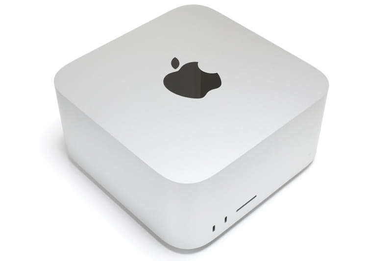 サイズは、幅19.7×奥行き19.7×高さ9.5cm。重さはM1 Ultra搭載Mac Studioが3.6kgで、M1 Ma×搭載Mac Studioが2.7kg。ノートPCよりもフットプリントが小さいので、わりと狭い場所に設置するのも現実的