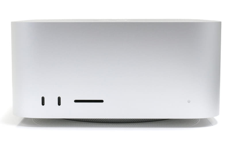 手前には2つのThunderbolt 4（最大40Gb/s）ポート。SDXCカードスロット（UHS-II）もある